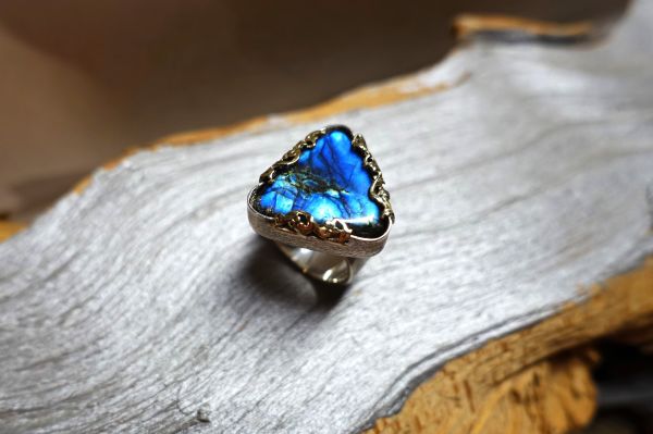 labradorit-ring-im-workshop-gemacht-achleitner-schmuck-kunst8744F3E2-AEAE-AD61-021D-F4CC57078968.jpg