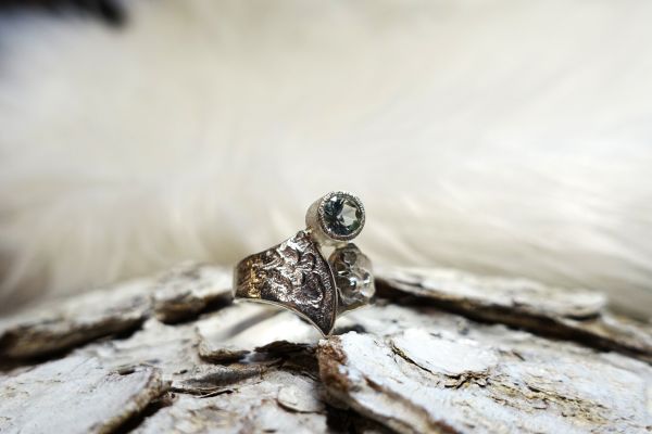 ring-mit-aquamarin-in-silber-mit-vulcaon-optikB569D691-3552-E106-32F1-968BA74C136A.jpg