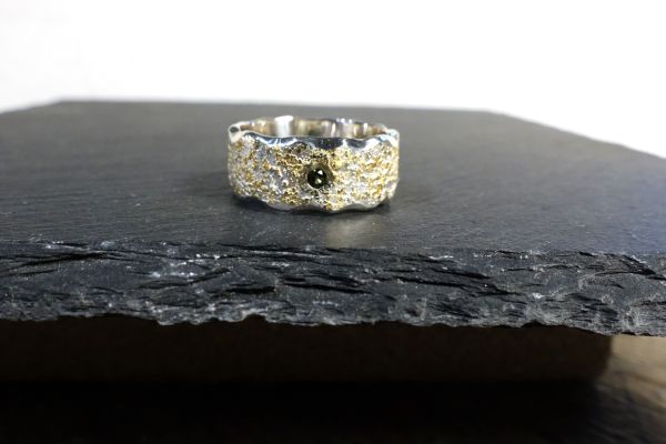 ring-mit-feingold-feenstaub-und-gruenem-turmalin-achleitner-schmuck-kunst27D4E2C3-0F2E-E3FF-72AB-A074DCEE8369.jpg