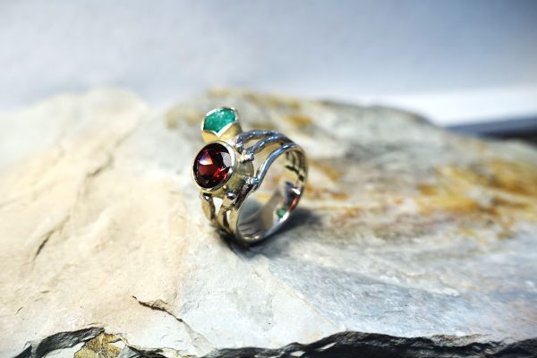 ring-mit-habachtaler-smaragd-achleitner-schmuck-kunst-goldschmied-handwerkE7150A92-9FA5-F881-DE44-F218096C39EB.jpg