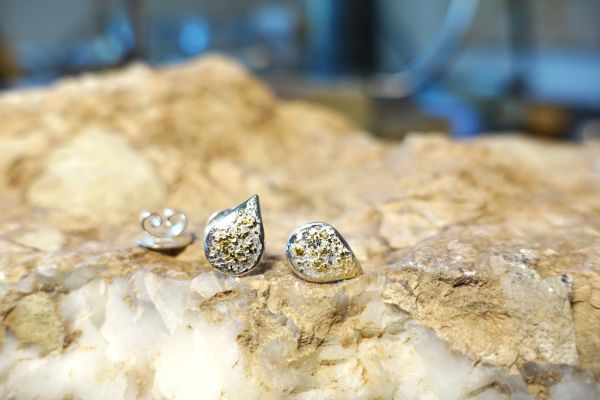 feenstaub-tropfen-ohrringe-mit-feingold-achleitner-schmuck-kunst9A210F95-D2CC-741B-A238-60AD7973A8A9.jpg