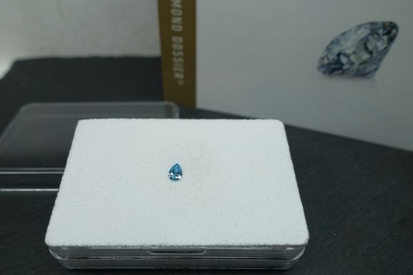 diamant-tropfen-0-40ct-blau-behE2C6D5E8-E8A1-96CC-3134-BB5624D0045F.jpg