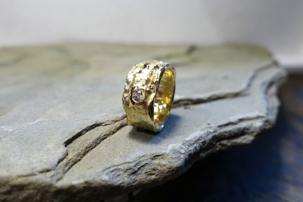 diamantring-in-14kt-gelbgold-mit-vulcano-oberflaeche-achleitner-schmuck-kunst5E1E2839-0993-5DD5-2639-0C766F8ED201.jpg