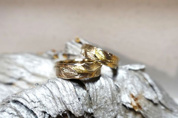eheringe-mit-blattsymbolik-achleitner-schmuck-kunst80D82C1D-464E-64AF-712C-DB10E2593193.jpg